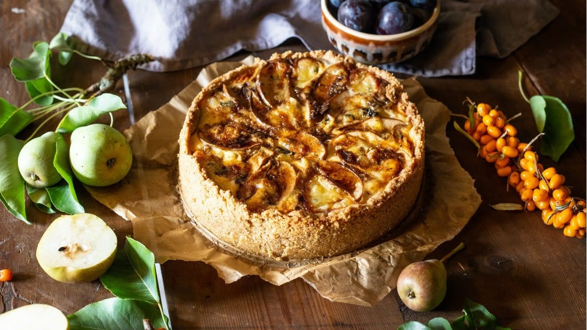 Kriaušių pyragas su graikiniais riešutais