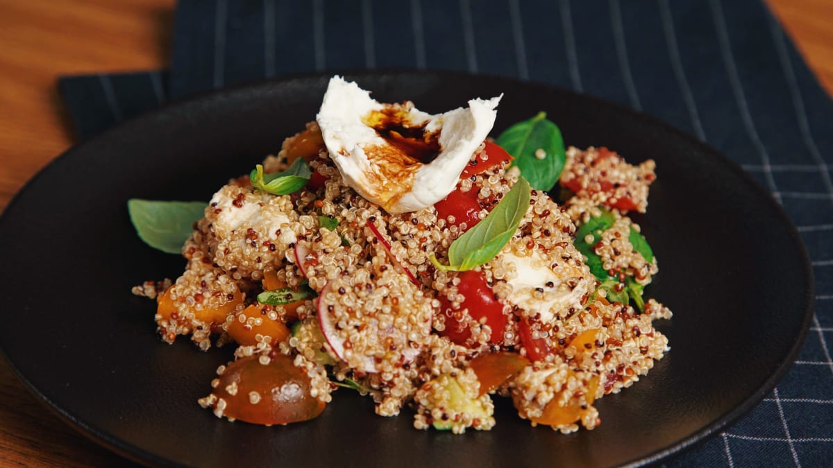 Kvinojas salāti ar mozzarella sieru