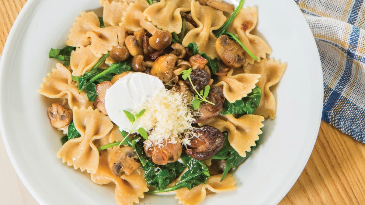 Makaronų kaspinėliai su ožkų sūriu, špinatais ir grybais