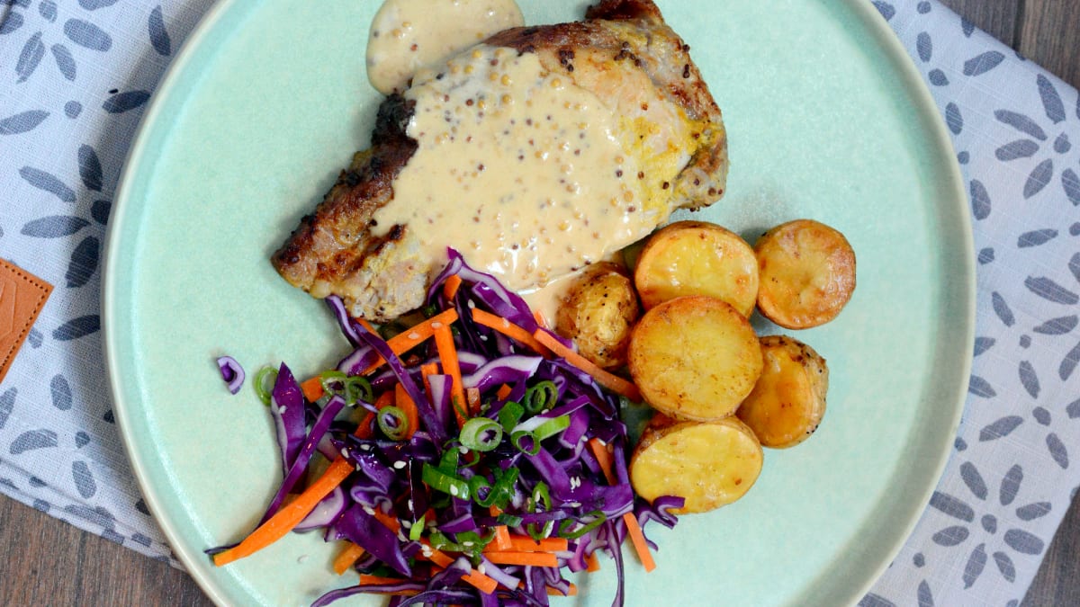 Mesine seapraad röstkartulite, sinepikastme ja punase kapsa salatiga