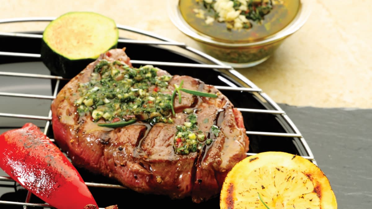 Grilyje keptos brandintos jautienos kepsniai su žaliuoju padažu