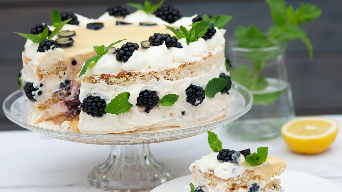 Maskarponės tortas su citrininiu kremu ir gervuogėmis