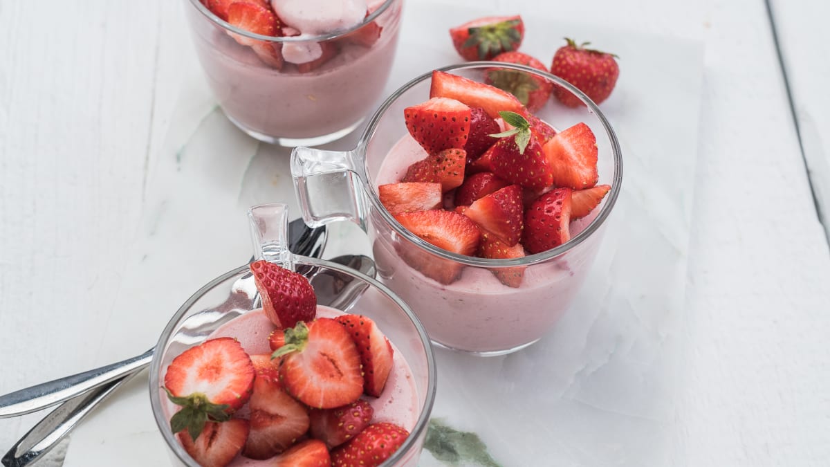 Zemeņu un banānu jogurta Panna Cotta