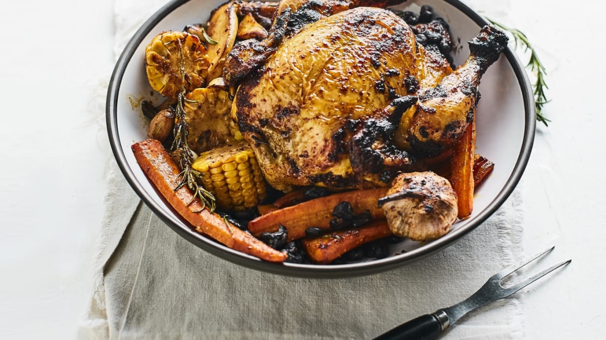 Kukurūzinis viščiukas „tandoori“ ir figų glajuje su orkaitėje keptomis daržovėmis