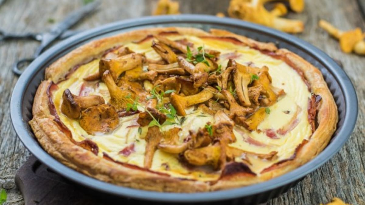 Kārtainās rauga mīklas tartalete ar bekonu un gailenēm