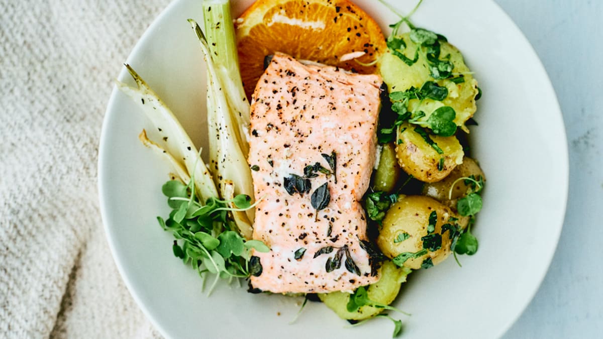 Zivs ar kartupeļu salātiem