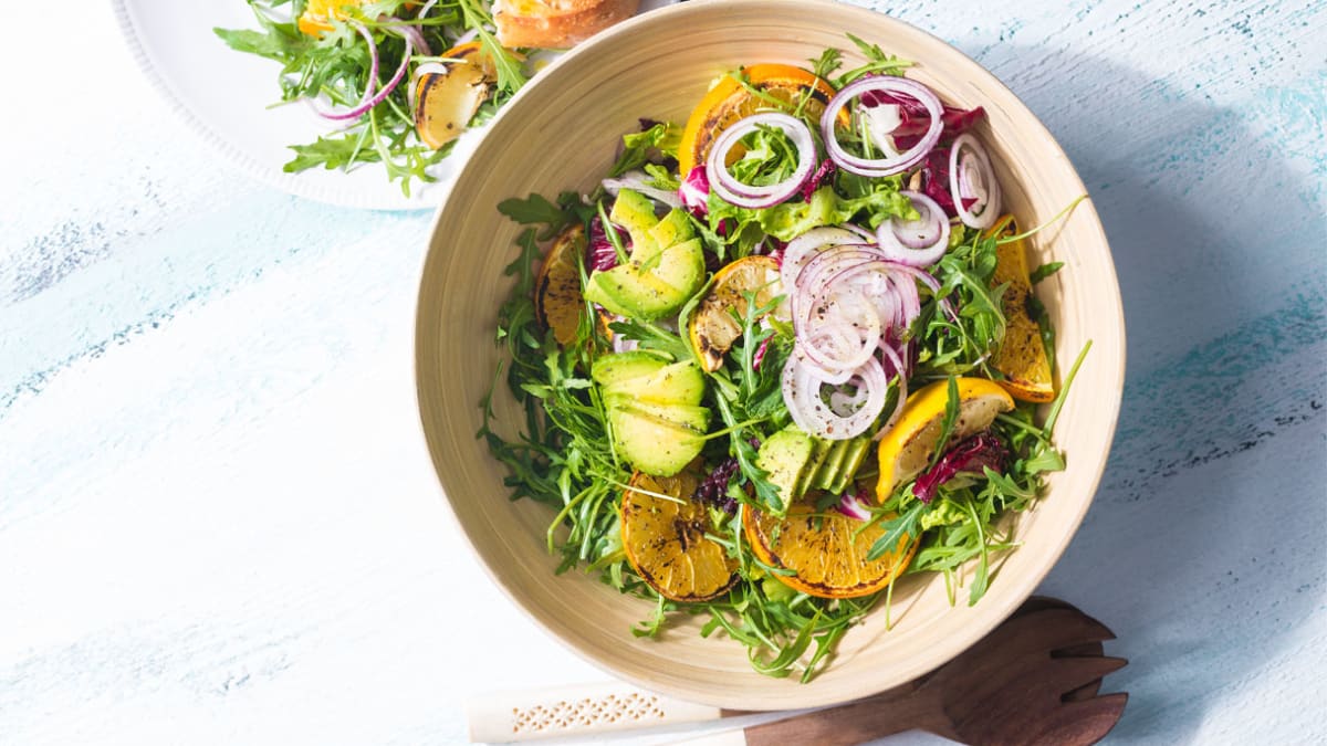 Salotos su keptais citrusais