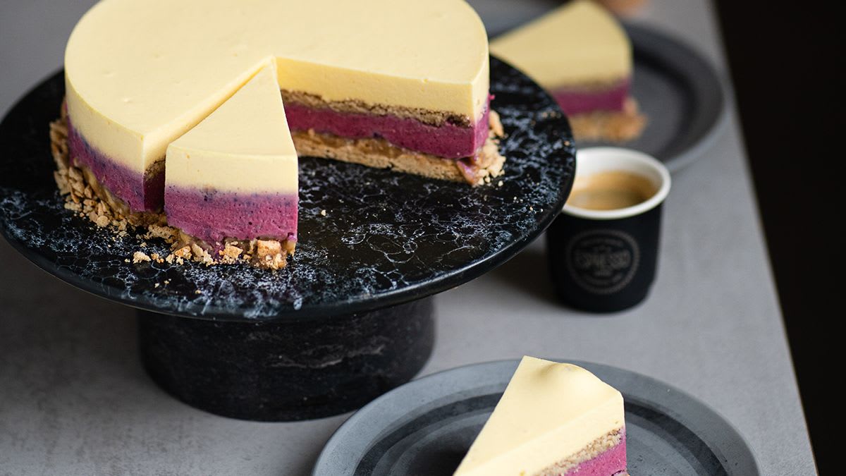 Veganiškas juodųjų serbentų ir mangų tortas