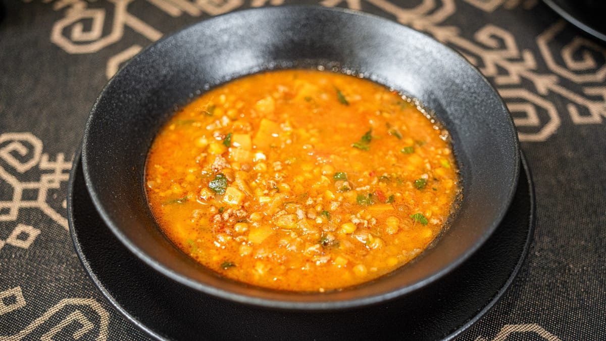 Lēcu un liellopa gaļas biezzupa