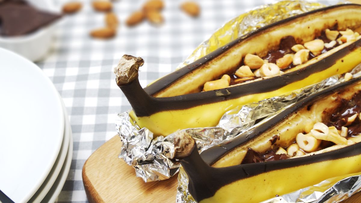 Ant grotelių keptas bananas su šokoladu ir riešutais