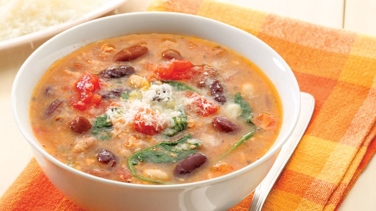 Smulkintos kalakutienos sriuba su pupelėmis ir špinatais