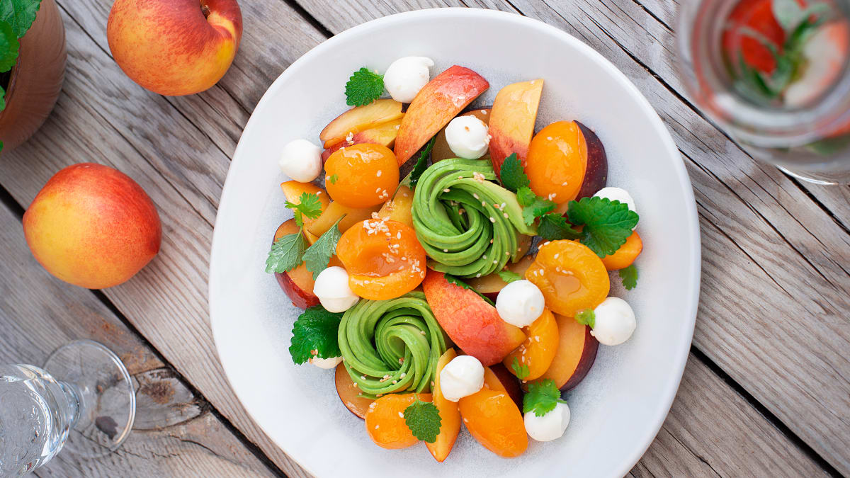 Vaisių salotos su mocarela ir avokadais