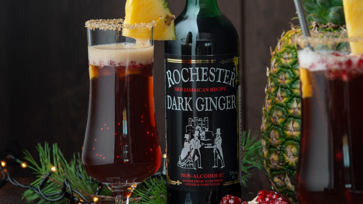 Imbierinis putojantis kokteilis su granatais ir ananasais