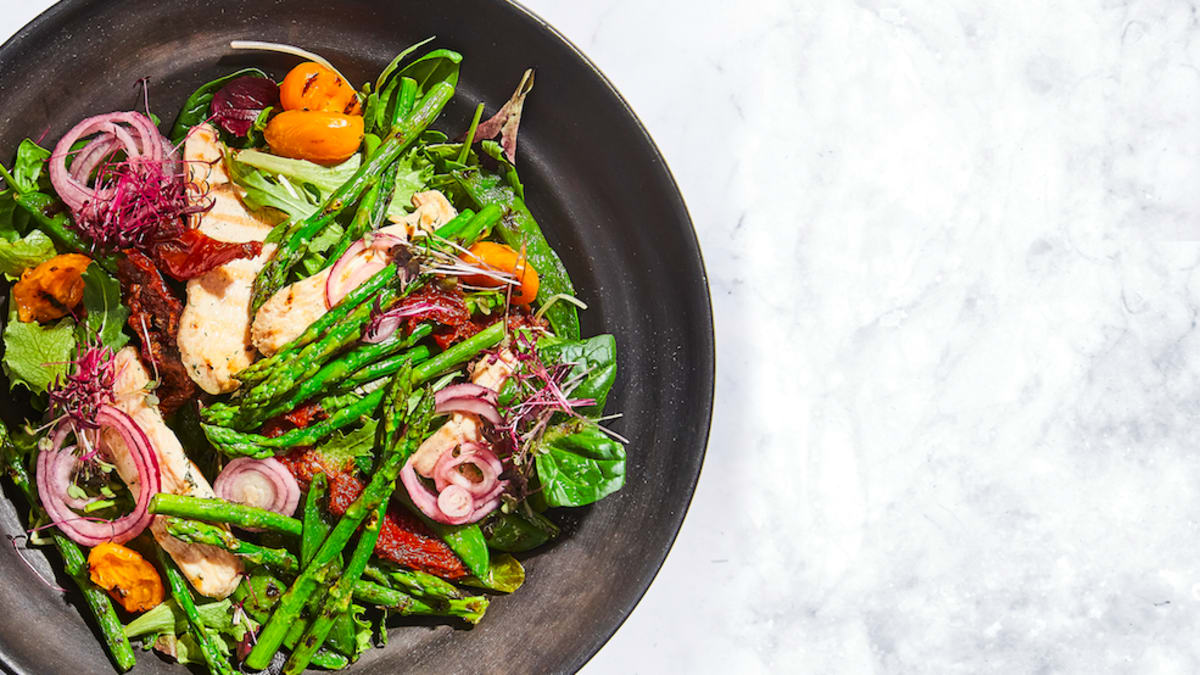 Šiltos vištienos salotos su smidrais