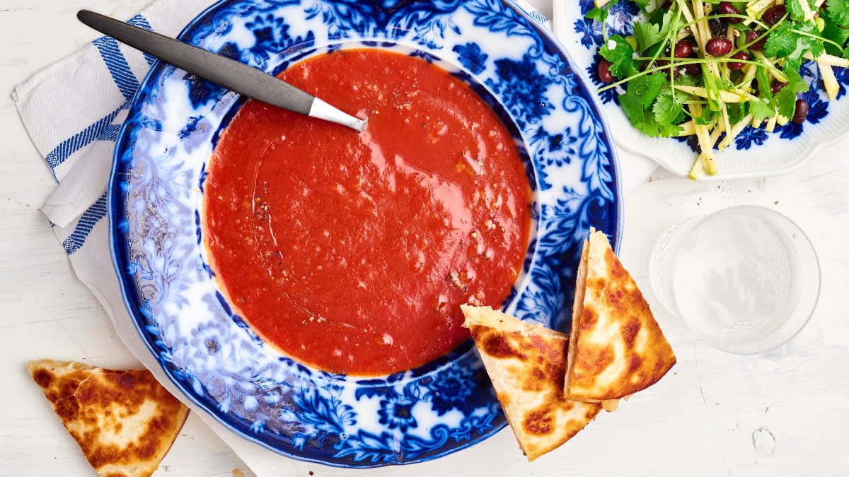 Trinta pomidorų sriuba su kesadilijomis