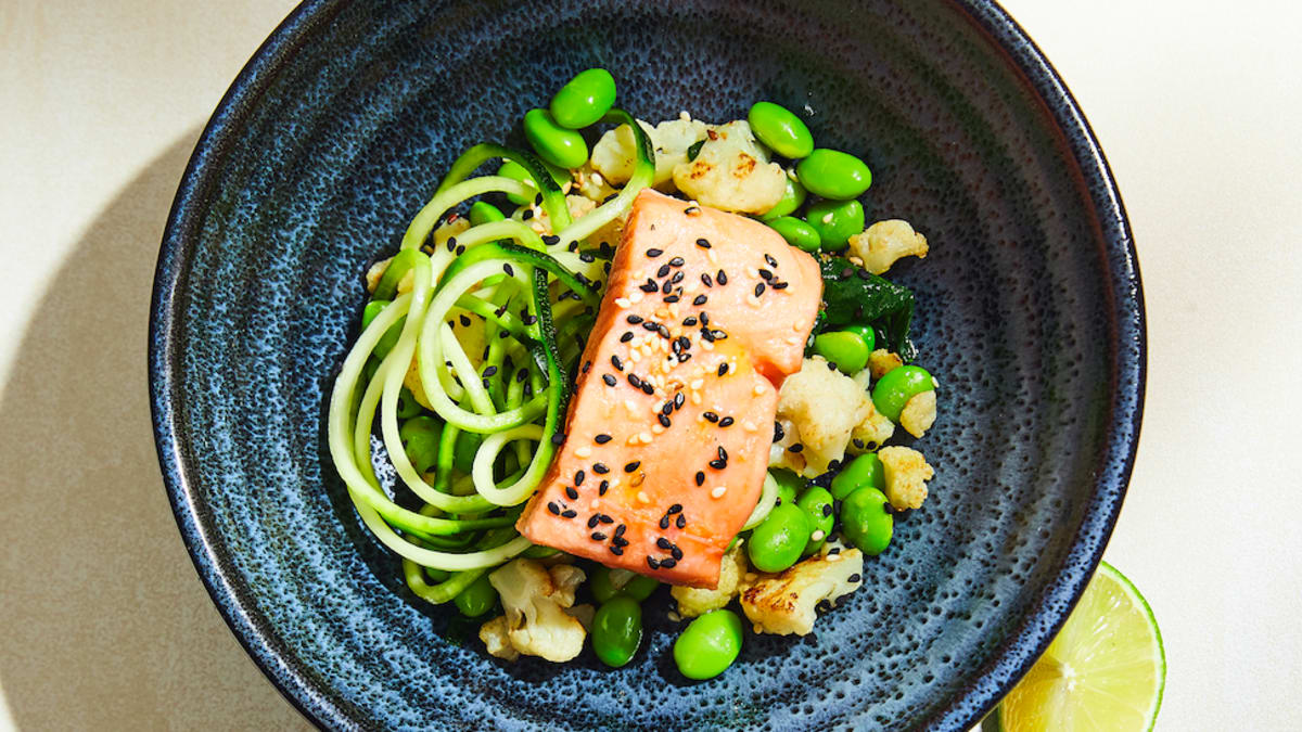 Lasis ar siltiem salātiem