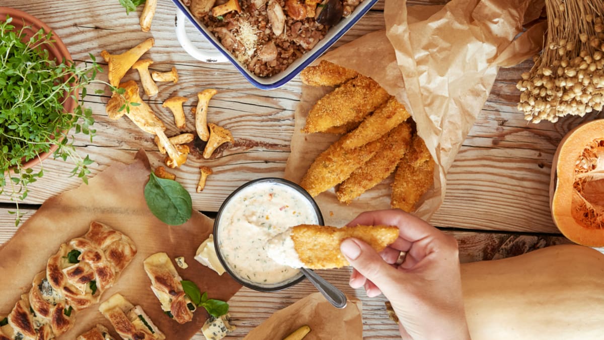 Vištienos kąsneliai su krienų padažu ir keptomis cukinijomis