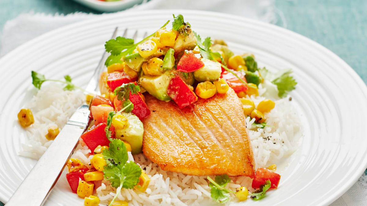 Ant grotelių kepta lašiša su skrudintų kukurūzų salsa