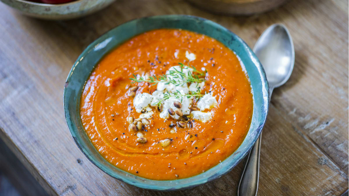 Röstitud tomati ja paprika supp kitsejuustuga