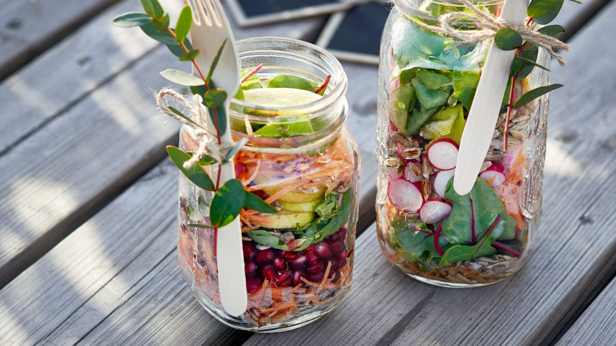 Burokėlių lapelių salotos indelyje