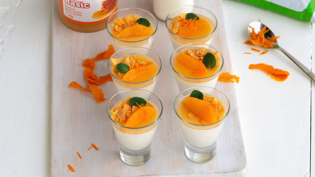 Kefyro panakota su medumi ir kukurūzų dribsniais