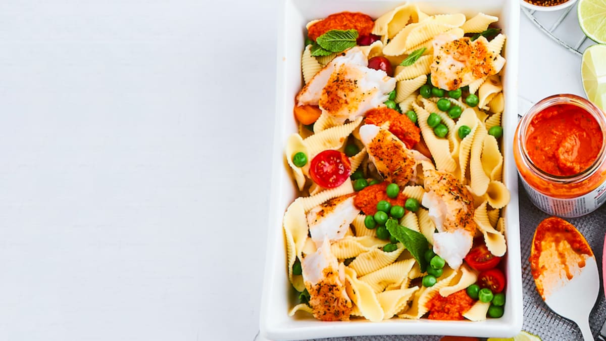 Pastas salāti ar folijā grilētu mencas fileju