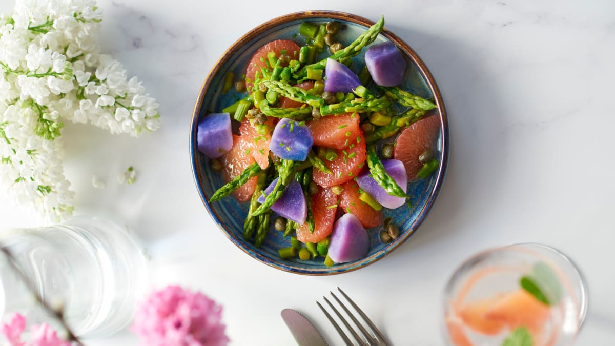 Mėlynųjų bulvių salotos su greipfrutais ir smidrais 