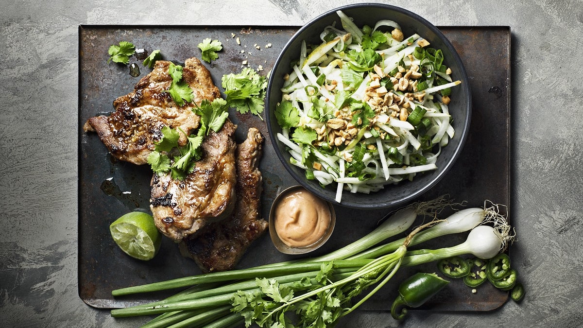 Seaaba krõbeda nuikapsa-õunasalati ja maapähklitega