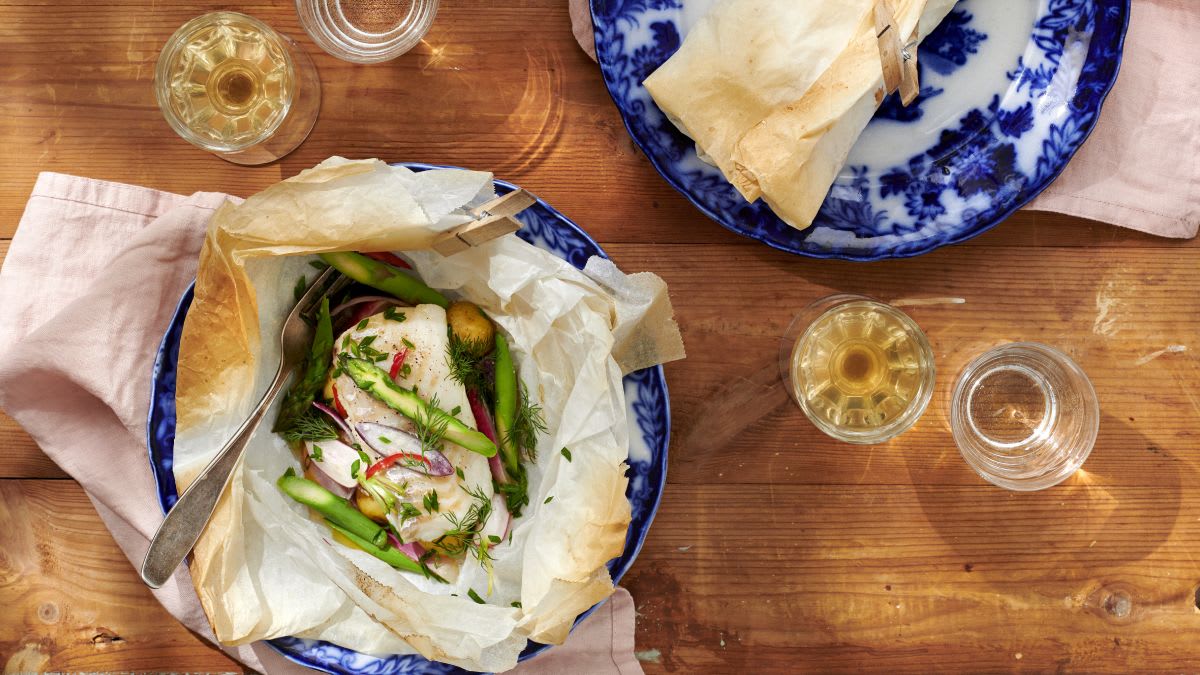 Popieriuje kepta menkė su smidrais, bulvėmis, žolelėmis ir citrina