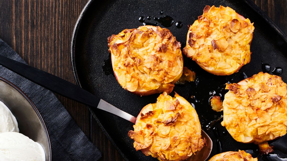 Kepti obuoliai su migdolais, karameliniu padažu ir ledais