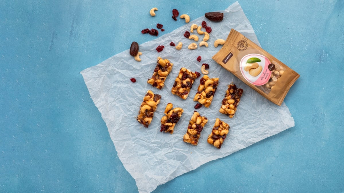 Anakardžių batonėliai su datulėmis ir spanguolėmis