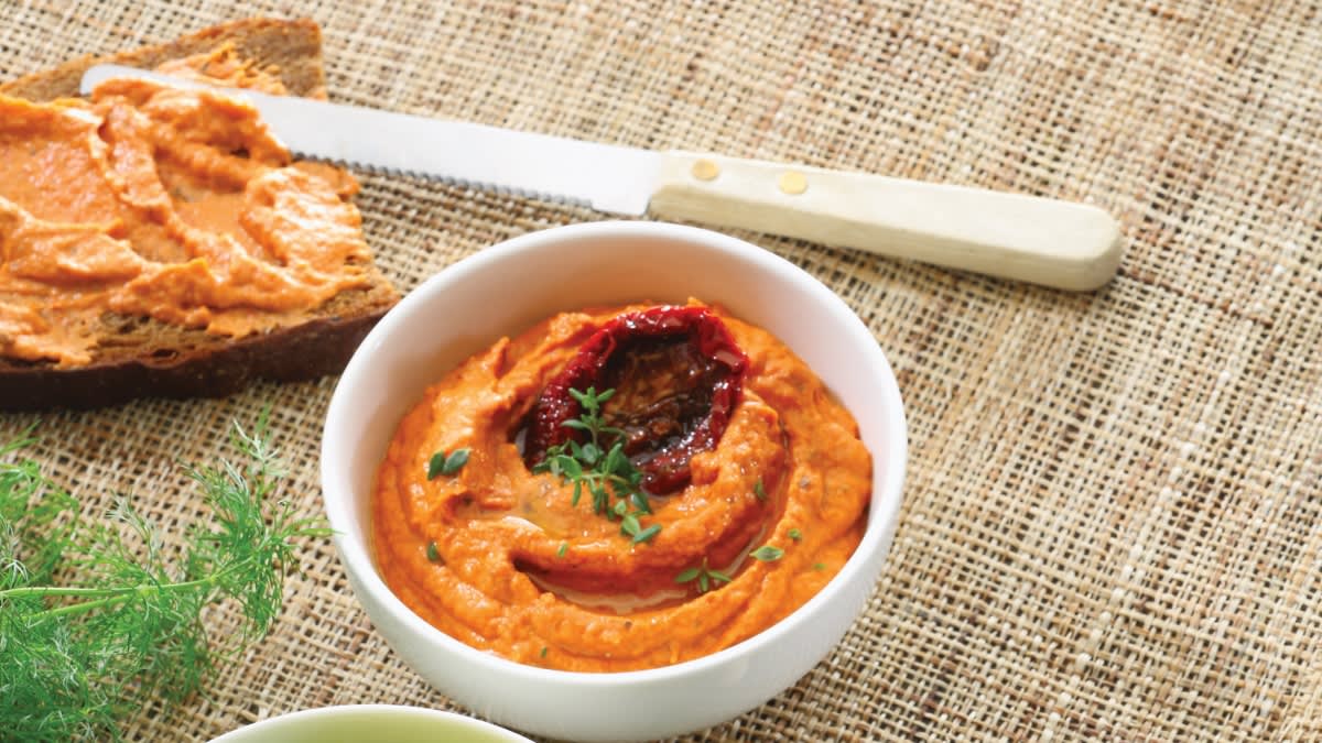 Pupelių užtepėlė su saulėje džiovintais pomidorais