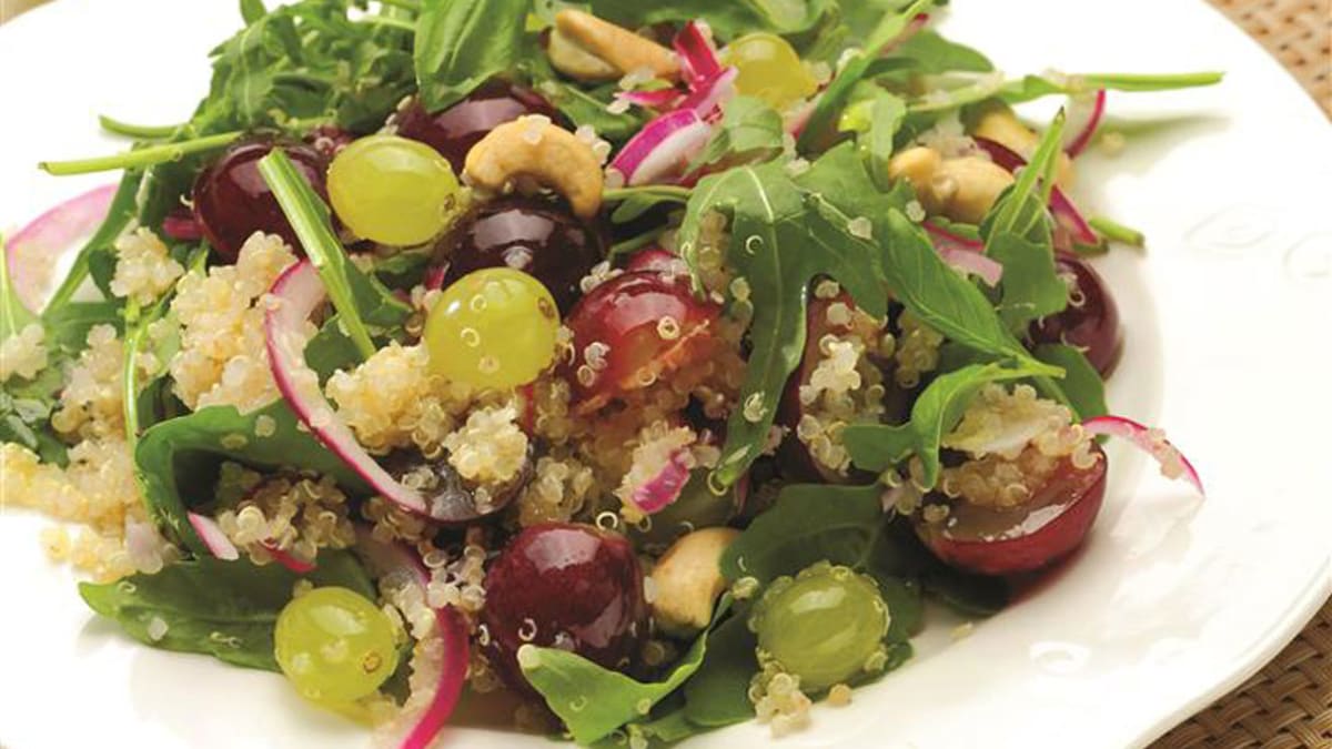 Vynuogių salotos su gražgarstėmis ir juodųjų pipirų užpilu