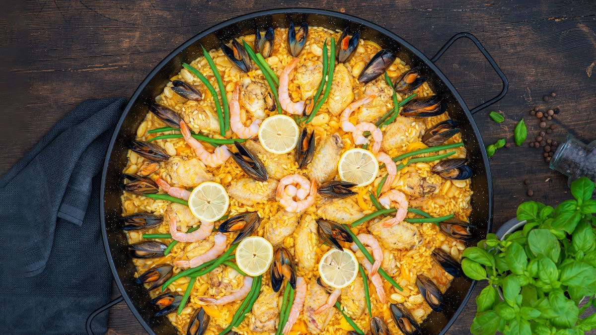 Paelija su vištienos sparneliais, midijomis ir krevetėmis