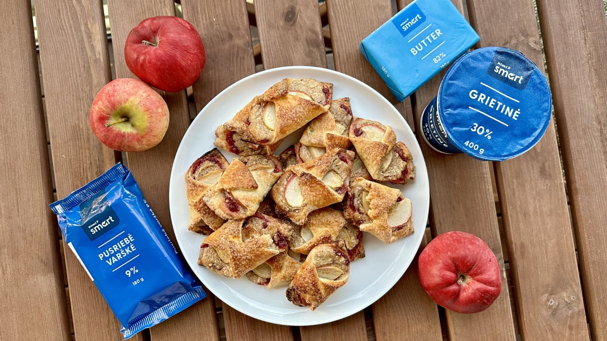 Varškinės tešlos skarelės su varškės ir obuolių įdaru