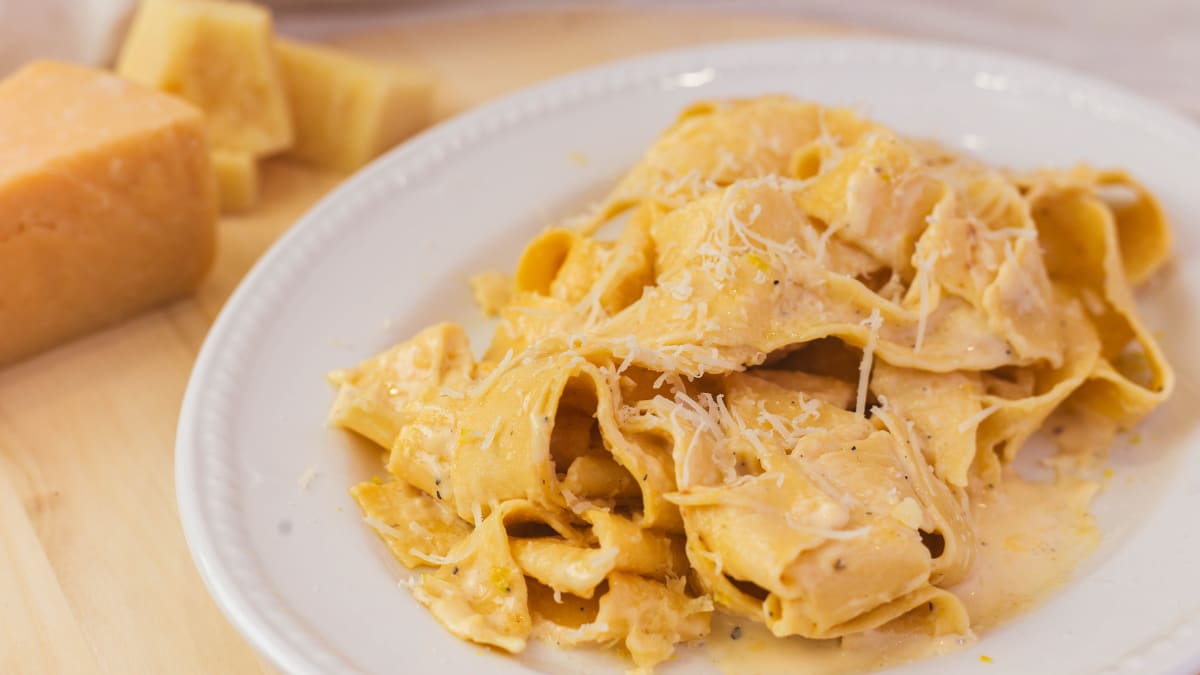 Pappardelle ar siera un citrona mērci