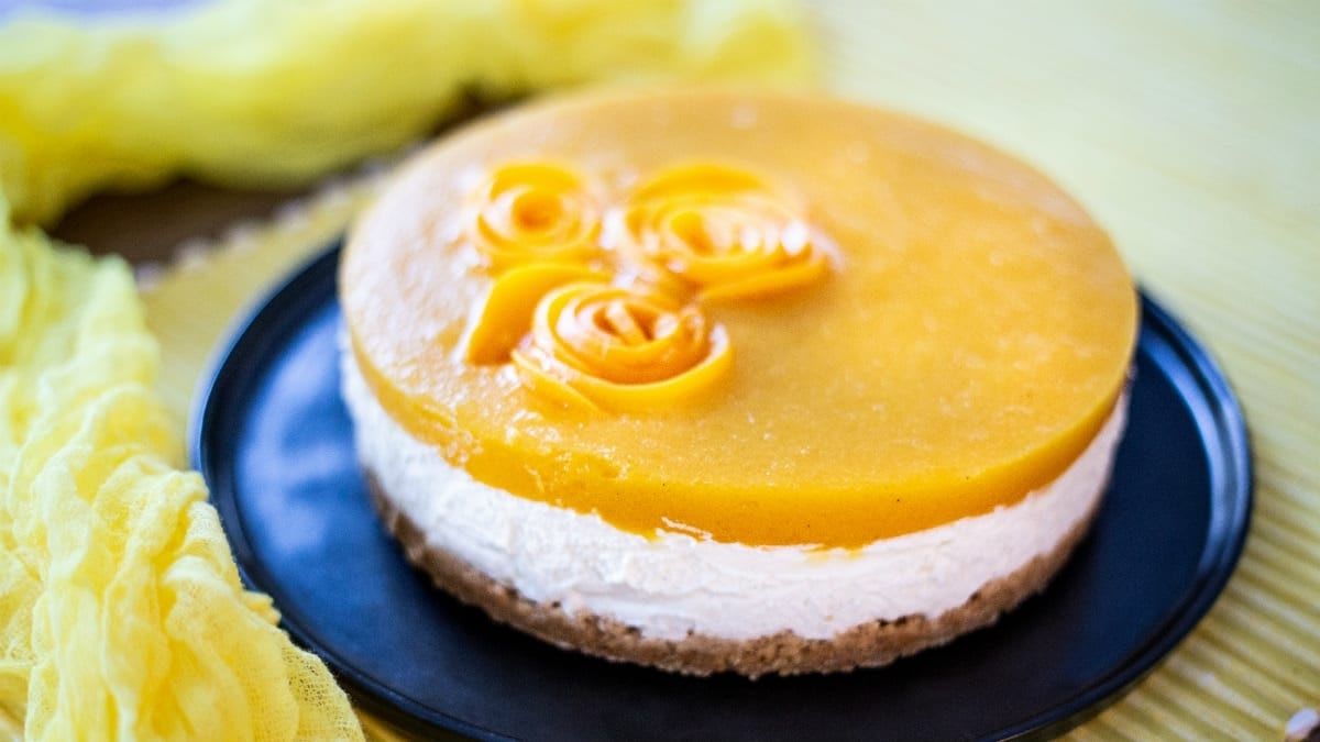 Kreminis sūrio pyragas su persikais