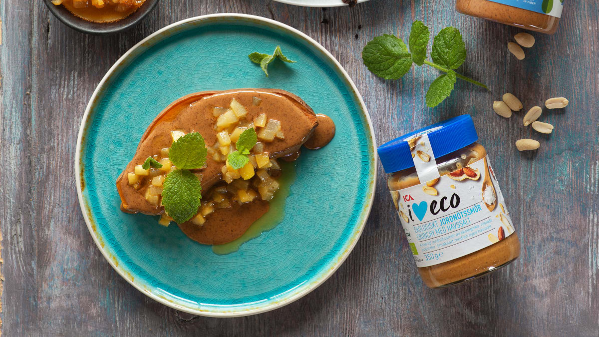 Kepti valgomieji batatai su riešutų sviestu, obuoliais ir kriaušėmis