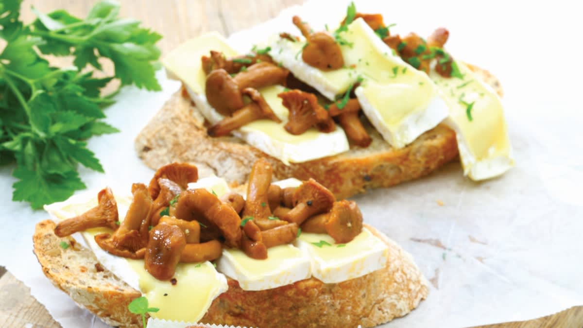 Brusketa su voveraitėmis ir bri sūriu