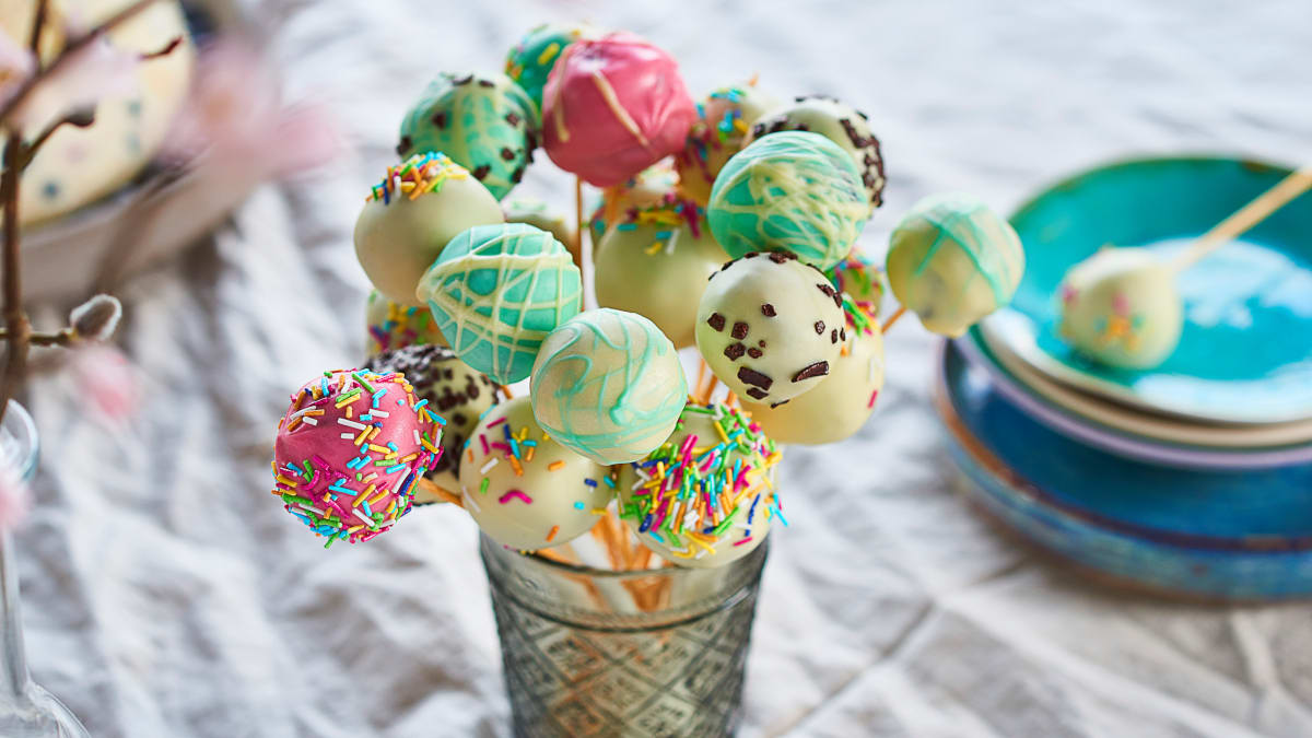 Biskvitiniai pyragaičiai ant pagaliukų