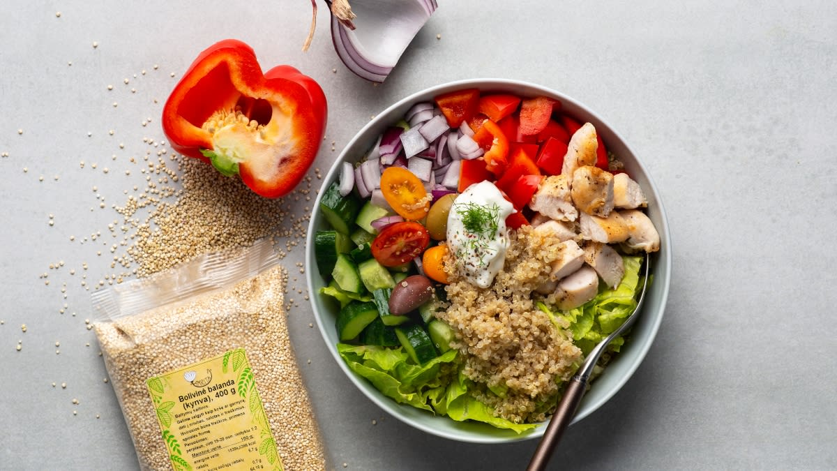 Vištiena su bolivinėmis balandomis ir jogurto padažu