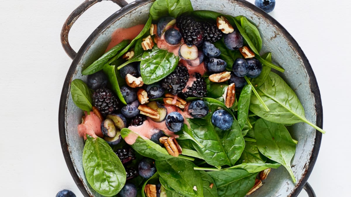 Špinatų salotos su uogomis bei braškių ir imbiero užpilu