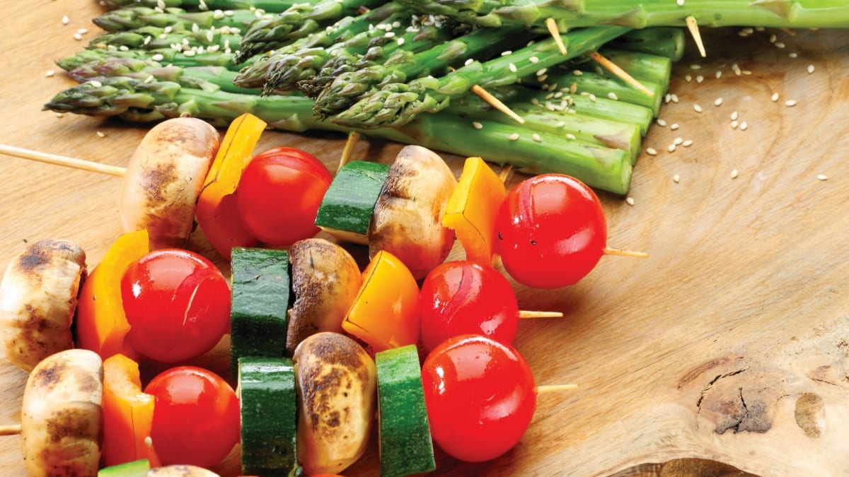 Grilyje kepti smidrai ir daržovių vėrinukai