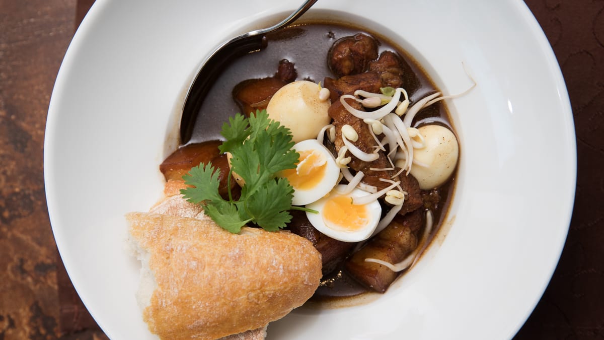 Hautatud seakülg vutimunaga