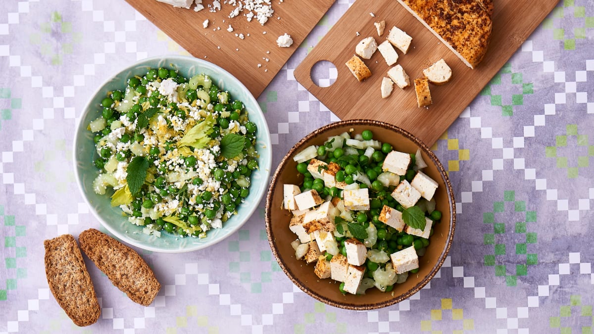 Pavasarinės žaliųjų žirnelių ir varškės sūrio salotos su mėtomis