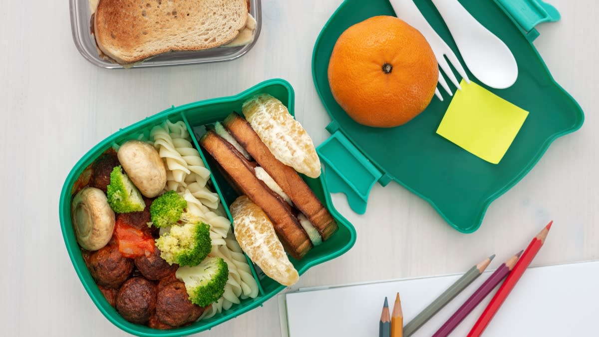 Dėžutė su makaronais ir smulkintos kiaulienos kukuliais