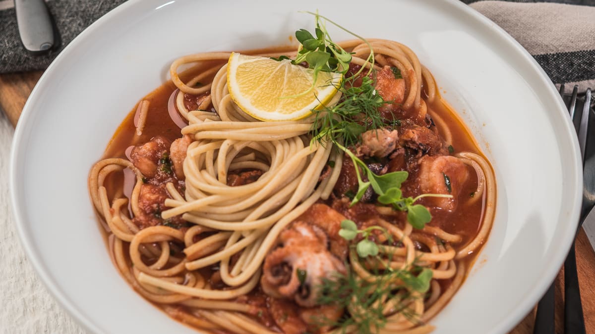 Jūras veltes tomātu mērcē ar pilno graudu spageti