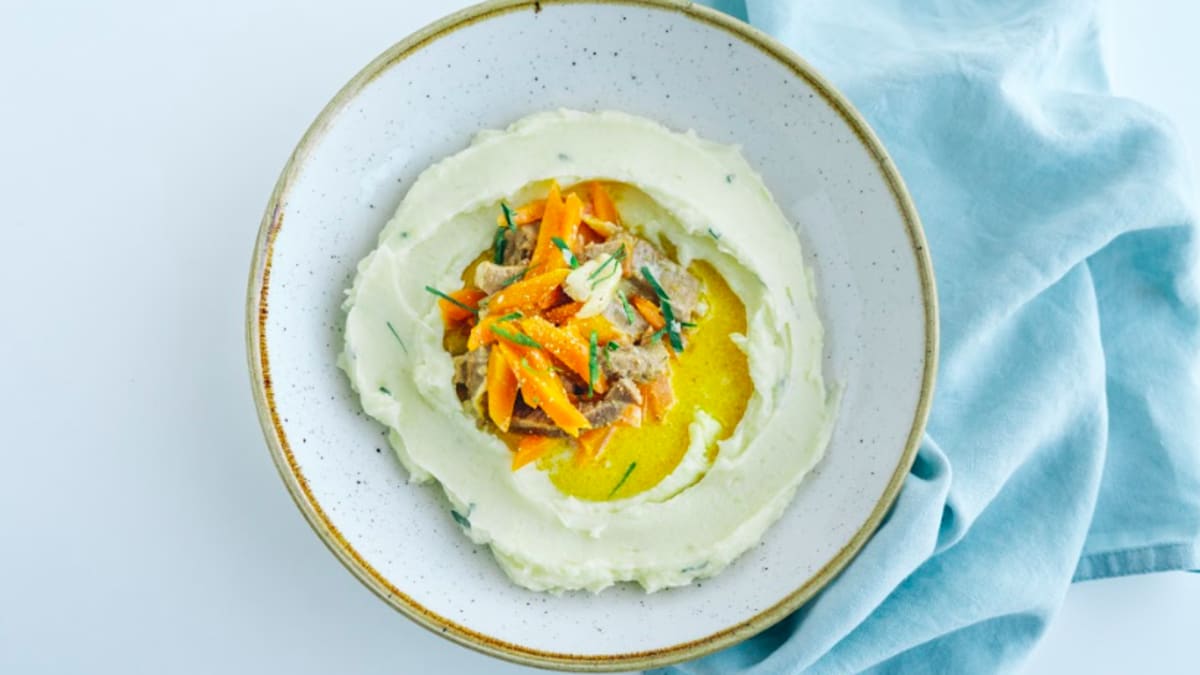 Teļa gaļas mērce ar krēmīgiem kartupeļiem