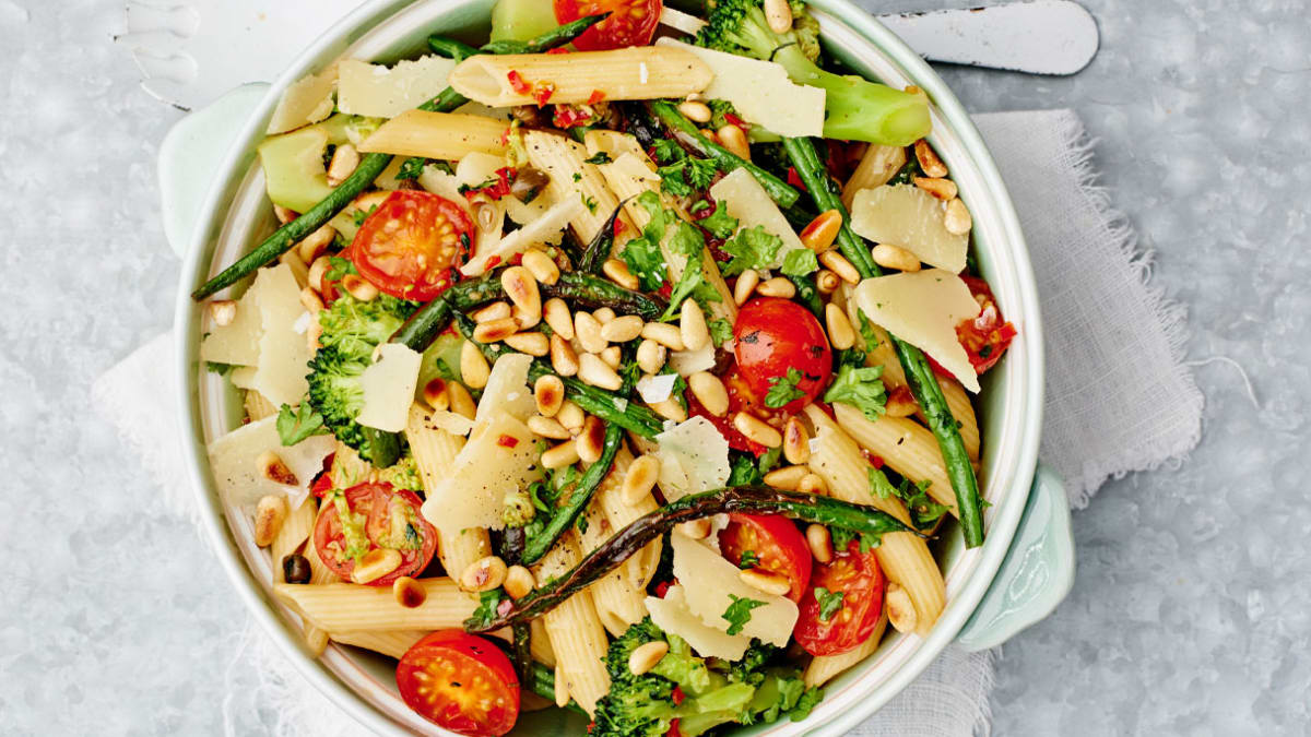 Makaronai su brokoliais, pagardinti kedrų riešutais ir šparaginėmis pupelėmis