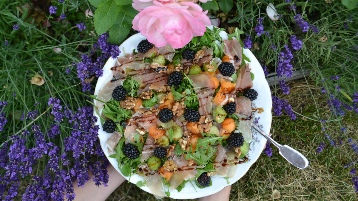 Suvine salat prosciutto ja melonipallidega